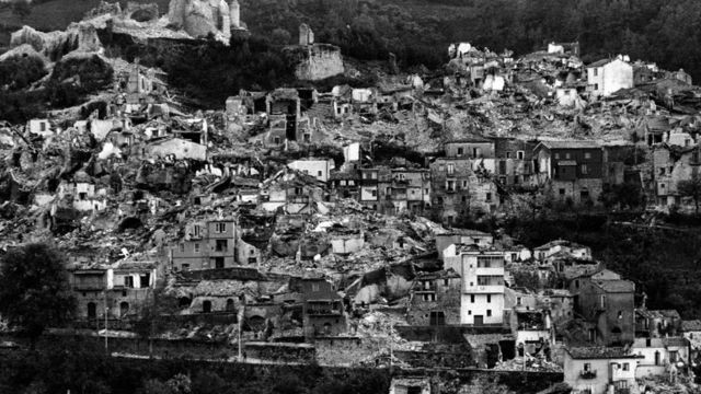 1980年意大利南部伊平尼亚大地震，整片的村舍成了瓦砾