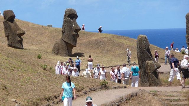 Chile: por qué la Isla de Pascua les está imponiendo restricciones a los  cientos de miles de turistas que la visitan anualmente - BBC News Mundo