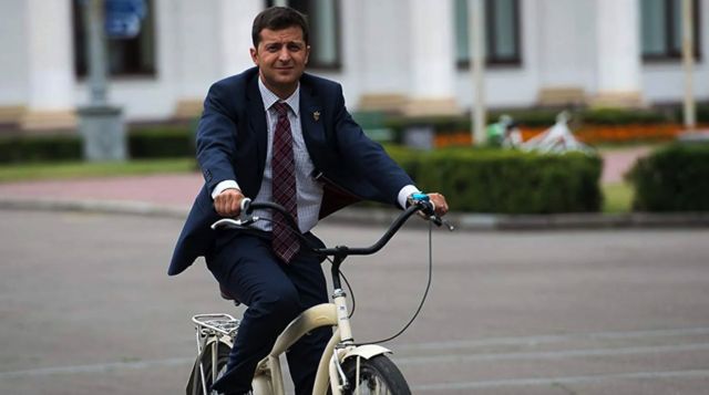 Zelensky andando de bicicleta na serie de TV