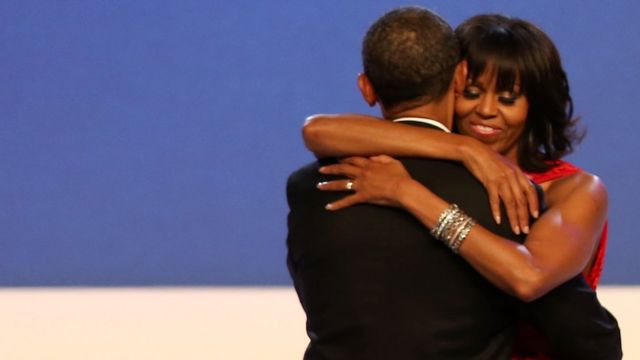 Barack y Michelle Obama abrazados