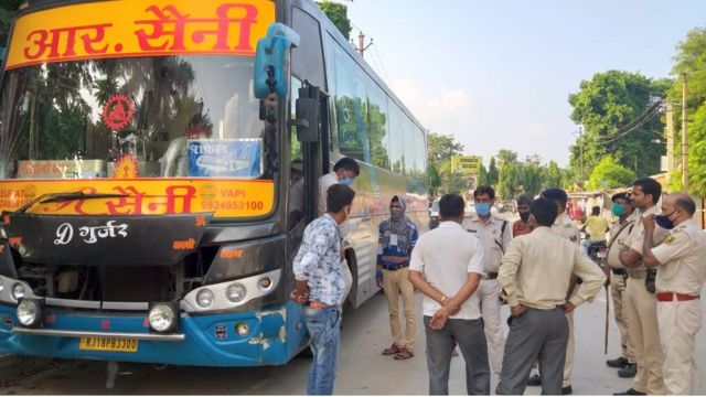 Um dos ônibus de onde seis meninos foram resgatados do tráfico em Bihar