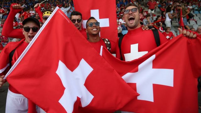 Fans con banderas de Suiza