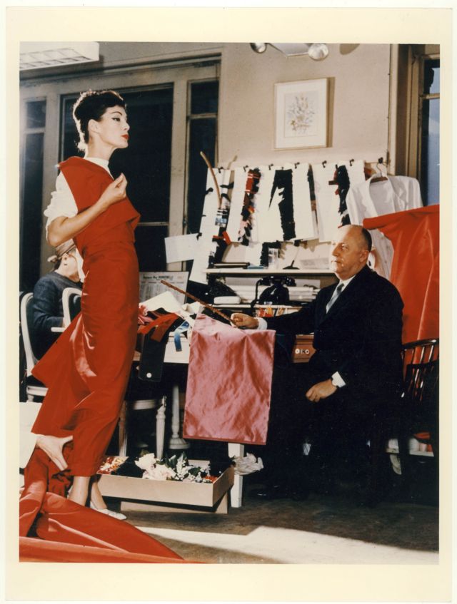 Крістіан Діор у своїй майстерні з манекенницею Лакі, 1955 рік