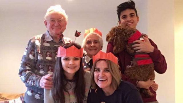 Katie Scott y su familia en Navidad