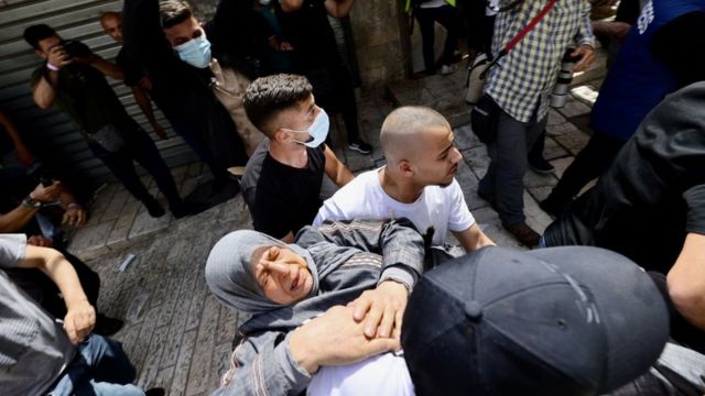 50'li yaşlarındaki Filistinli bir kadına aşırı sağcı Yahudi gençlerin biber gazı sıkması ve kadını darp etmesi, kameralara yansıdı.