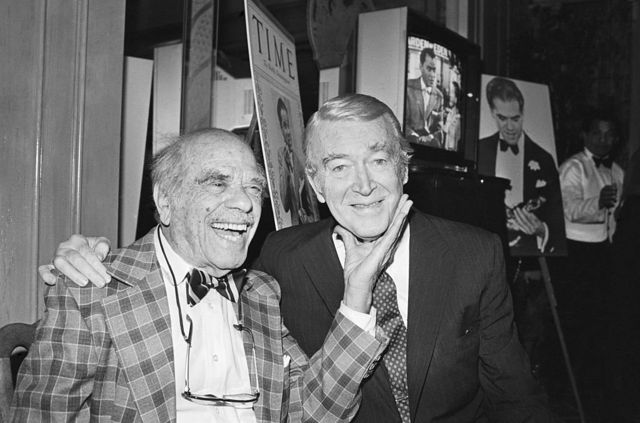 Постаревшие Фрэнк Капра и Джеймс Стюарт на чествовании режиссера в Американской киноакадемии 23 января 1985 г.