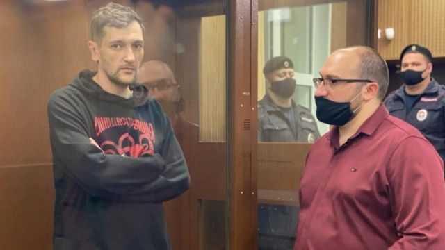 El hermano de Alexei Navalny, Oleg (izquierda), en los tribunales.