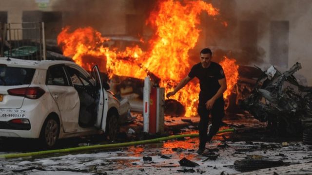 Roket dari Gaza menghantam jalan Kota Ashkelon di Israel, Sabtu (07/10).
