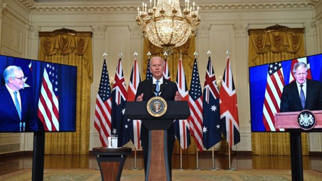 El presidente estadounidense Joe Biden habla con el primer ministro británico, Boris Johnson, y el primer ministro australiano, Scott Morrison.
