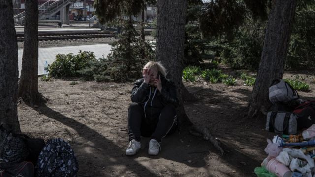 Mulher após o ataque na estação de trem de Kramatorsk