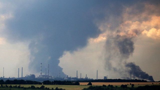 Giao tranh khiến một kho dầu bị bốc cháy gần thành phố Lysychansk, hình ảnh vào ngày 23/06