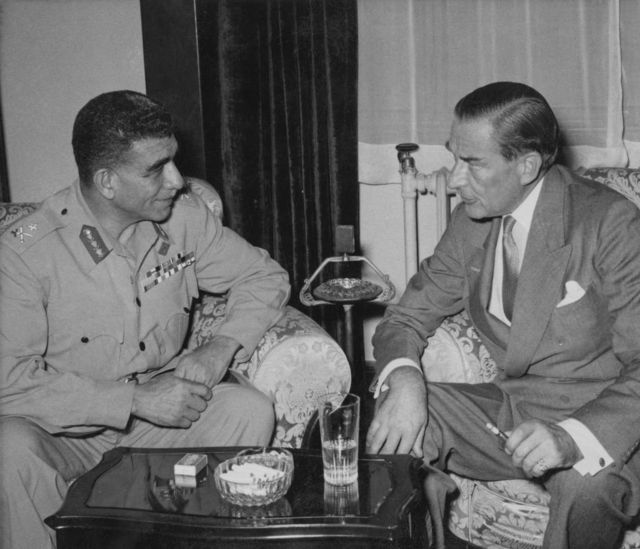 رالف استيفنسن، سفير بريطانيا في مصر (على اليمين) في لقا ء مع اللواء نجيب عام 1953.