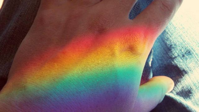 Los colores del arcoíris sobre una mano