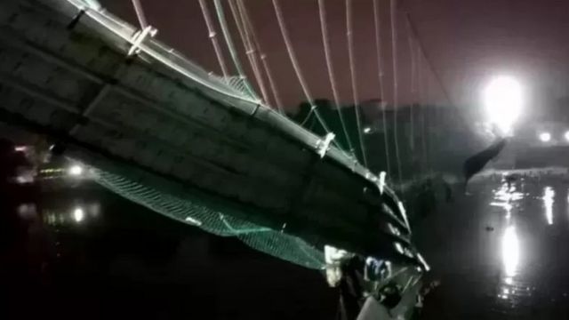 பாலம் இடிந்து விபத்து