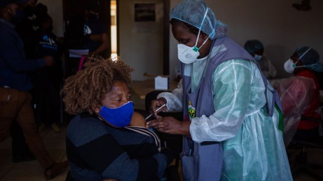 ممرضة تقدم جرعة من لقاح سبوتنيك لمواطنة في زمبابوي