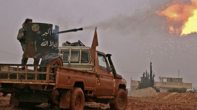 مقاتلون سوريون معارضون يطلقون النار على مواقع لتنظيم الدولة الاسلامية في بلدة الباب القريبة من الحدود التركية