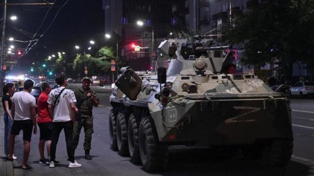 Un tanque en una calle de Rostov, Rusia