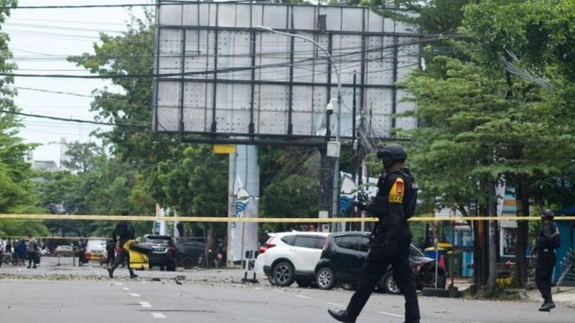 Ledakan di depan gereja di Makassar diduga sebagai bom bunuh diri.
