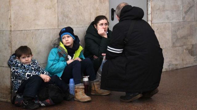24 Şubat 2022 sabahı Kiev'de metro istasyonuna sığınmış bir aile.