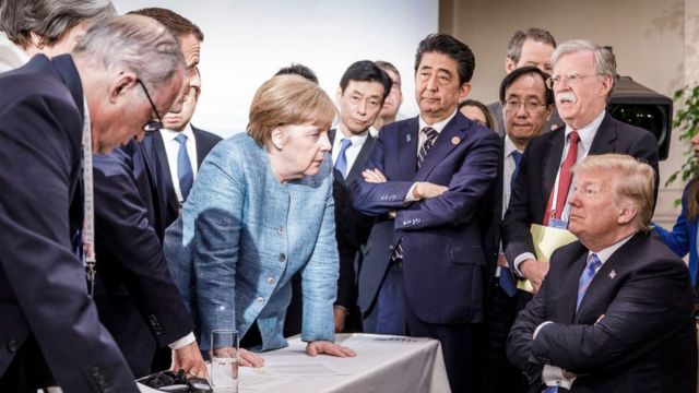 Merkel und andere Staats- und Regierungschefs sprechen beim G7-Gipfel 2018 mit Donald Trump.