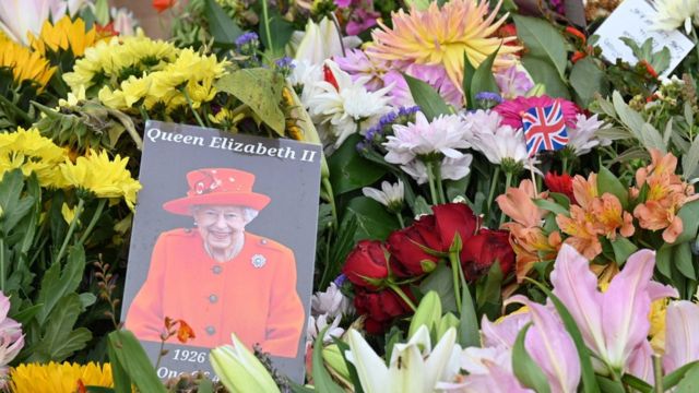 北爱尔兰唐郡希尔斯伯勒城堡外悼念花堆中的一张英国女王伊丽莎白二世肖像（13/9/2022）