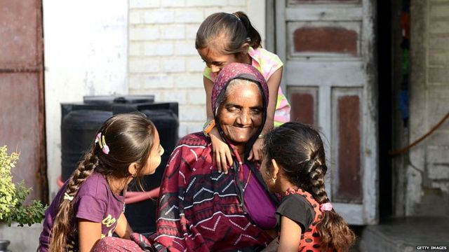 नातवंडांचा सांभाळ जबाबदारी की सक्ती?