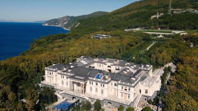 A photo of the palace overlooking the Black Sea