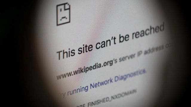 Pesan galat yang muncul saat berusaha mengakses situs web Wikipedia lewat komputer di Istanbul, Turki, 28 Maret 2018.