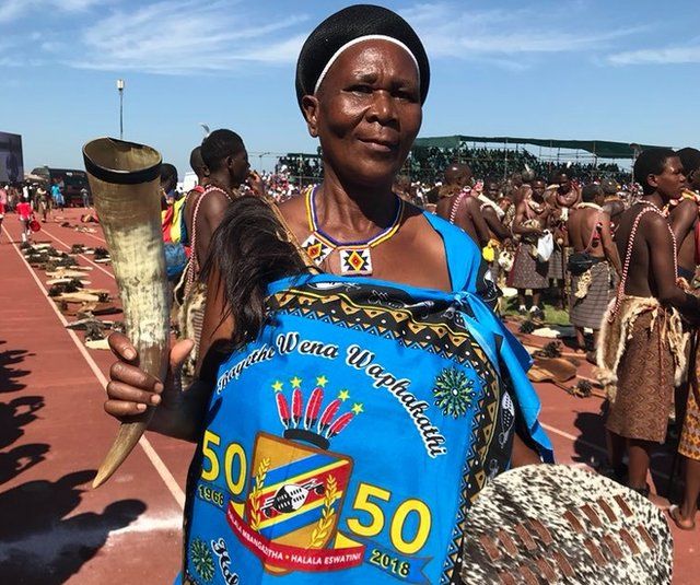 Mujer celebra el 50 cumpleaños del rey de Swazilandia
