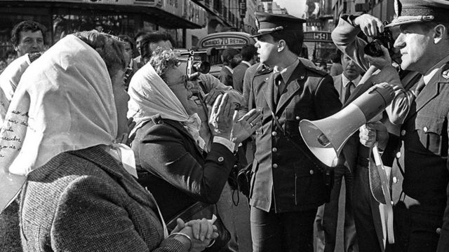 Madres de Plaza de Mayo discutiendo con la policía en 1982.