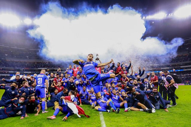 Игроки команды Cruz Azul на стадионе Azteca в Мехико празднуют победу