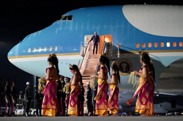 拜登總統抵達巴厘島國際機場時觀看印尼文化表演。