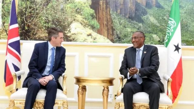 Wasiirkii hore ee gaashaandhigga UK, Gavin Williamson (bidix) iyo madaxweynaha Somaliland, Muuse Biixi