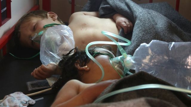 Anak-anak Suriah yang dirawat setelah terkena apa yang dicurigai sebagai serangan kimia di Khan Sheikhun.