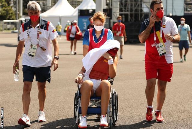 Paula Badosa leaves her match in a wheelchair