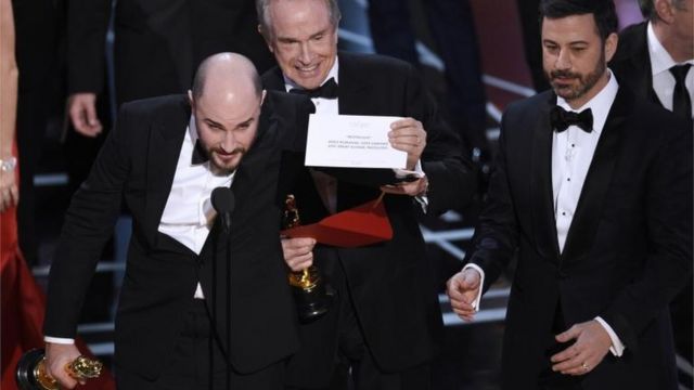 Final de la entrega de premios Oscars donde se produce la aclaración al error de premiación.