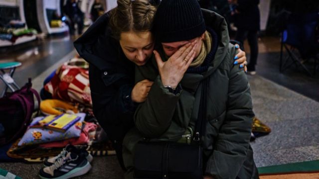 Residentes ucranianos llorando dentro de un refugio.