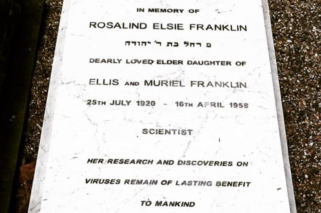 Tumba de Franklin en el cementerio de Willesden en el norte de Londres
