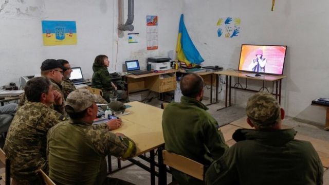 Soldados miran Eurovisión en Ucrania