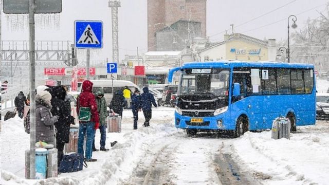 سیستم حمل و نقل عمومی به دلیل پوشیده شدن سطح جاده ها از برف و یخ با تاخیر روبرو شده است