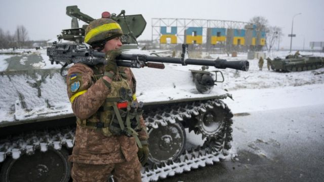 Soldado ucraniano con un arma en Járkiv, Ucrania