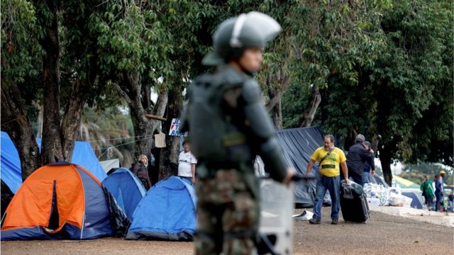 A soldier observes the dismantling of the Bolsonaro camp.
