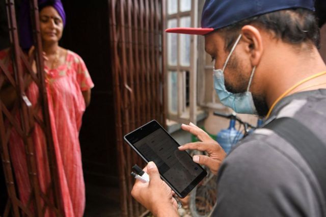 गत भदौ महिनामा काठमाण्डूमा जनगणनाका लागि घरधुरी सङ्कलनको काम गर्दै एक गणक
