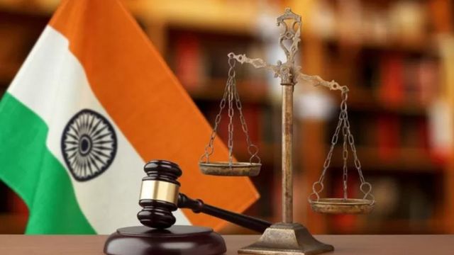 இந்திய கொடியும், நீதி தராசும்