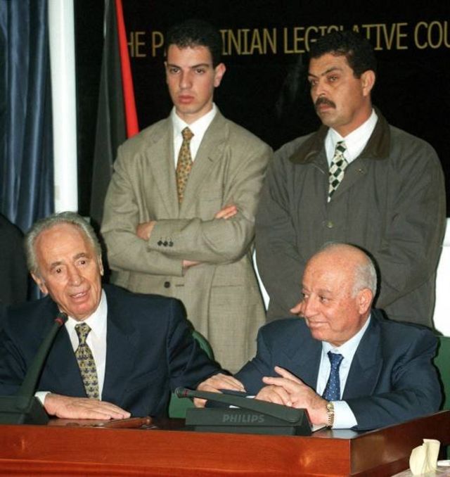 قريع مع رئيس الوزراء الإسرائيلي السابق شيمون بيريز