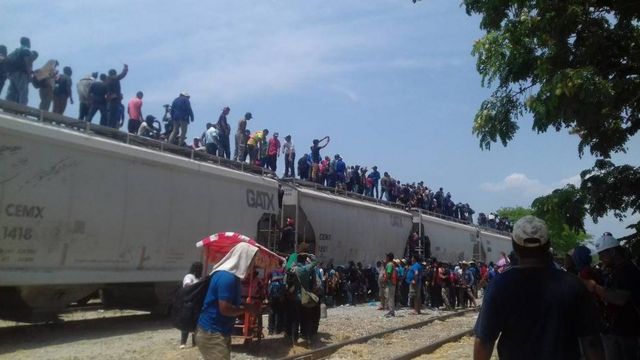 Migrantes abordan un tren de carga en México