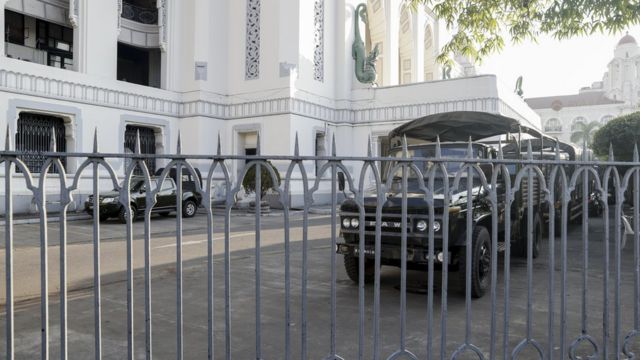 仰光的市政厅有军方车辆驻守。