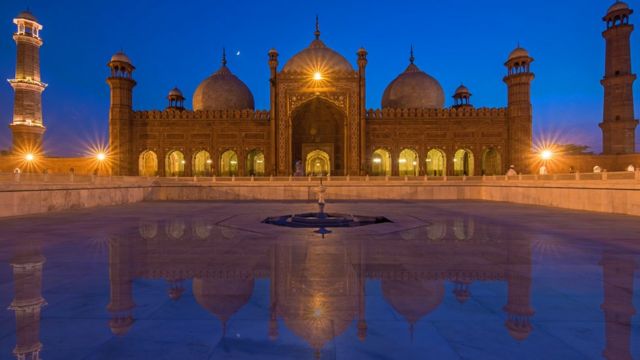 پاکستان کی معروف مساجد کے دلکش مناظر - BBC News اردو