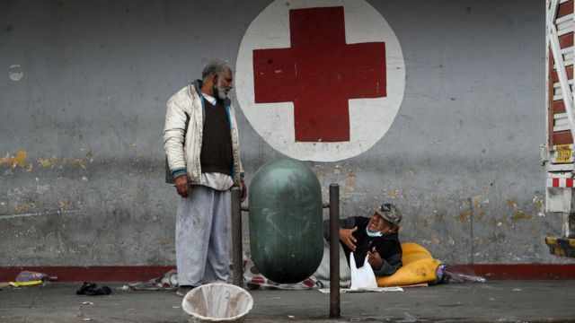 People who live on the street, just a few steps from one of the main hospitals in the country, in La Victoria, near the presidential palace