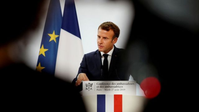 Macron no parlatório, com bandeiras da França e da União Europeia ao fundo